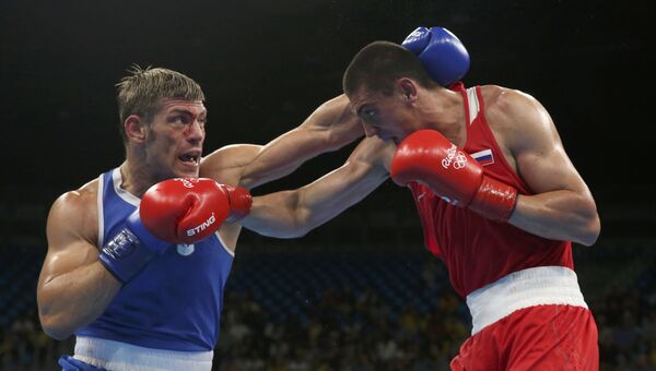 Российский боксер Евгений Тищенко во время боя с итальянцем Клементе Руссо на Олимпиаде-2016 в Рио-де-Жанейро