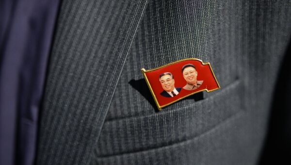 Значок с изображениями Ким Ир Сена и Ким Чен Ира. Архивное фото
