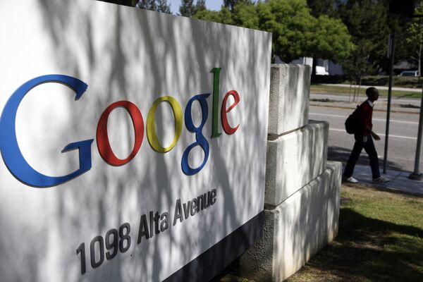 Логотип компании Google у здания штаб-квартиры в Маунтин-Вью, Калифорния, США Логотип компании Google у здания штаб-квартиры в Маунтин-Вью, Калифорния, США