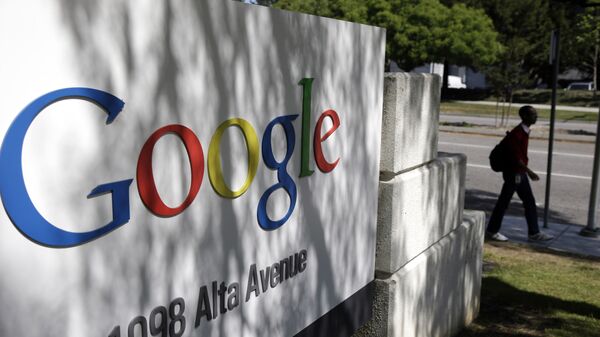 Логотип компании Google у здания штаб-квартиры в Маунтин-Вью, Калифорния, США. Архивное Фото.