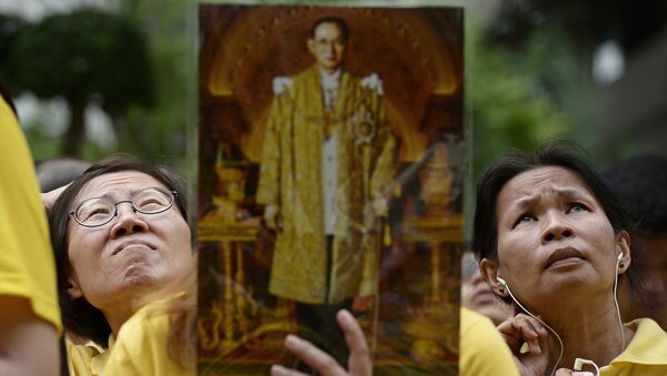 Жительницы Бангкока держат портрет короля Таиланда Пхумипона Адульядета. 2014 год