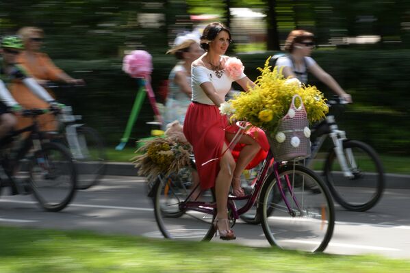 Участники велопарада Леди на велосипеде в парке Сокольники в Москве