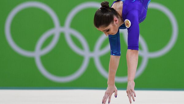 Алия Мустафина выполняет вольные упражнения в индивидуальном многоборье по спортивной гимнастике среди женщин на XXXI летних Олимпийских играх.