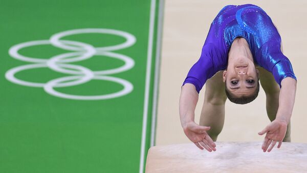 Алия Мустафина выполняет опорный прыжок в индивидуальном многоборье по спортивной гимнастике