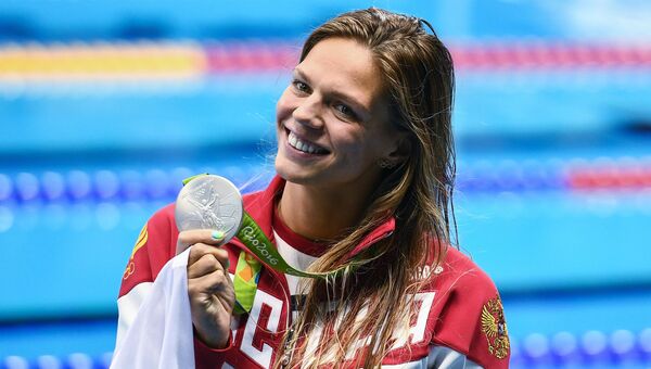 Юлия Ефимова (Россия), завоевавшая серебряную медаль в плавании на 200 м брассом среди женщин, на церемонии награждения XXXI летних Олимпийских игр