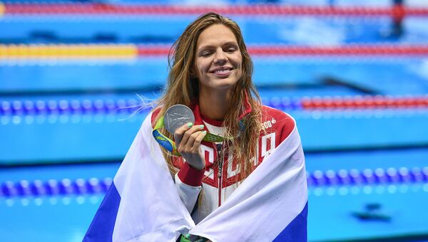 Юлия Ефимова (Россия), завоевавшая серебряную медаль в плавании на 200 м брассом среди женщин, на церемонии награждения XXXI летних Олимпийских игр. 11 августа 2016