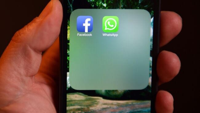 Иконки приложений WhatsApp и Facebook на экране смартфона. Архивное фото