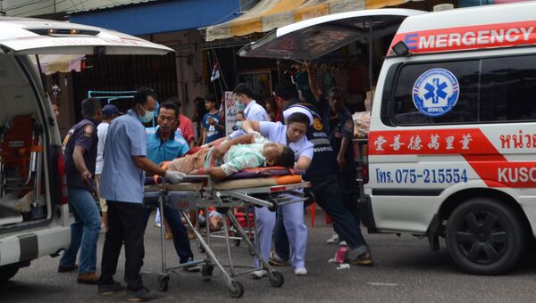 Полиция и скорая помощь на месте взрыва в Таиланде