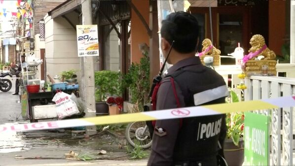 Полицейский на месте взрыва в Хуахин, Таиланд. 12. августа 2016