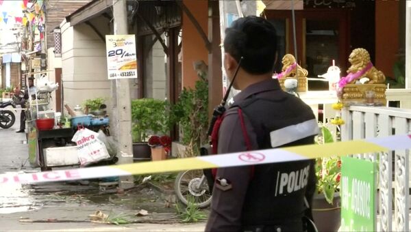 Полицейский на месте взрыва в Хуахин, Таиланд. 12. августа 2016