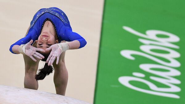 Седа Тутхалян выполняет опорный прыжок в индивидуальном многоборье по спортивной гимнастике на XXXI летних Олимпийских играх