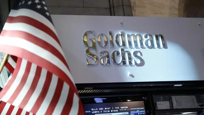 Вывеска одного из крупнейших в мире инвестиционных банков Goldman Sachs, США
