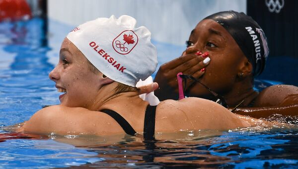 Пенни Олексяк (Канада) и Симоне Мануэль (США) после финального заплыва на 100 м вольным стилем на XXXI летних Олимпийских играх