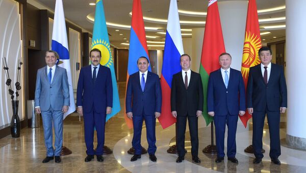 Церемония фотографирования глав делегаций, участвующих в заседании ЕАЭС в Сочи. 12 августа 2016