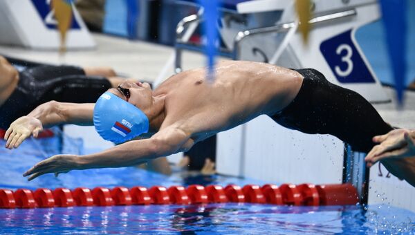 Российский пловец Евгений Рылов в финальном заплыве на 200 м на спине во время соревнований по плаванию среди мужчин на XXXI летних Олимпийских играх