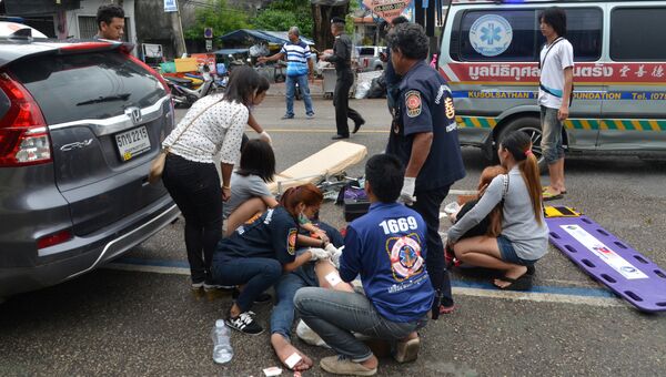 Скорая помощь оказывает помощь пострадавшим на месте взрыва в Таиланде. 11 августа 2016