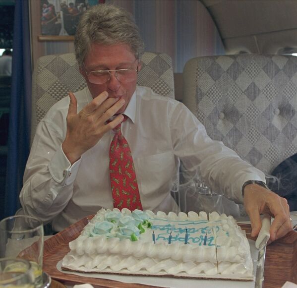 Президент США Билл Клинтон празднует свой день рождения в самолете