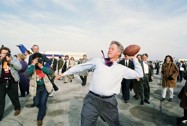 Кандидат в президенты от демократов Билл Клинтон бросает мяч, аэропорту Мидуэй