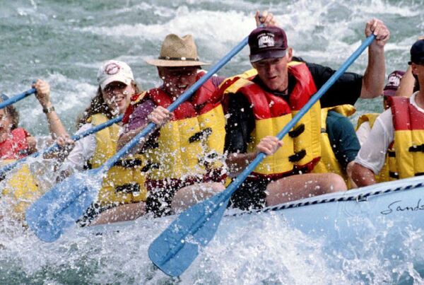 Билл Клинтон с дочерью Челси во время сплава по реке Снейк