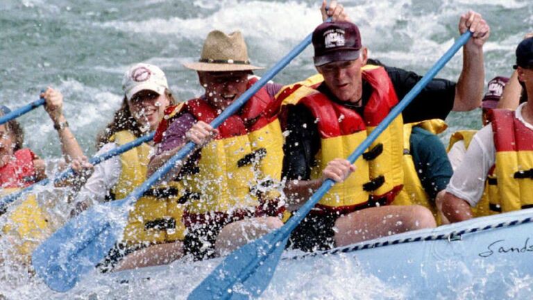 Билл Клинтон с дочерью Челси во время сплава по реке Снейк