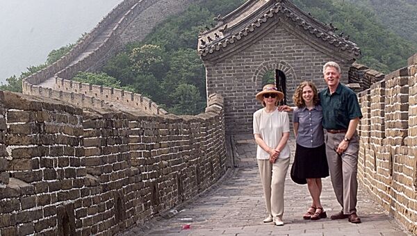 Билл Клинтон с семьей осматривают Великую китайскую стену во время официального визита в Китай