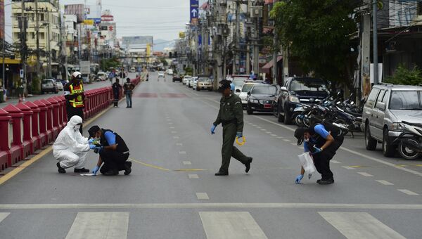 Следователи на месте взрыва в Хуахине, Таиланд. 12 августа 2016