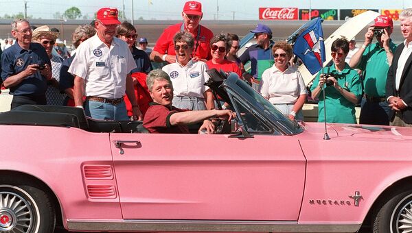 Президент США Билл Клинтон в Ford Mustang Playboy Pink