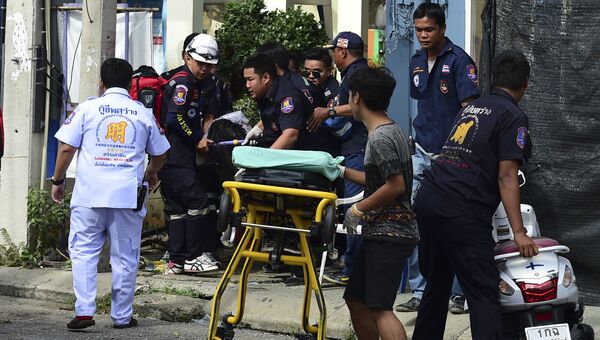 Тайские спасатели на месте взрыва в Хуахине, Таиланд. 12 августа 2016