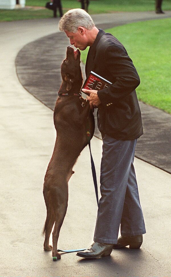 Президент США Билл Клинтон со своей собакой Бадди на лужайке перед Белым домом