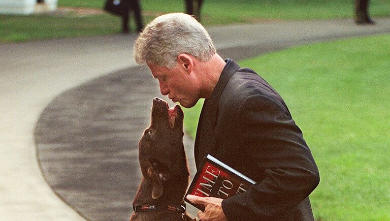 Президент США Билл Клинтон со своей собакой Бадди на лужайке перед Белым домом