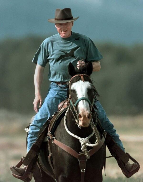 Президент США Билл Клинтон во время отпуска на ранчо в Джексон Хоул
