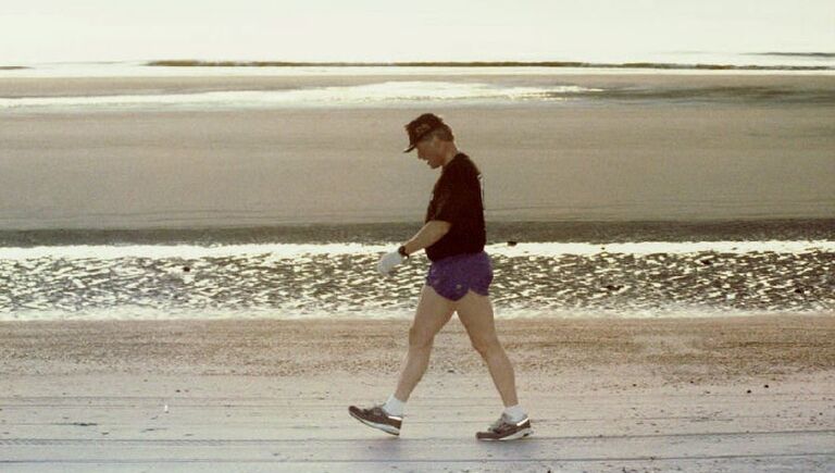 Билл Клинтон на пляже после утренней пробежки