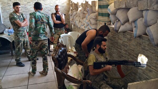 Бойцы сирийской армии на позиции при штурме артиллерийского училища на юго-западе сирийского города Алеппо