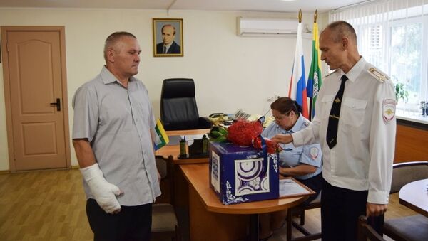 Глава полиции Екатеринбурга Игорь Трифонов награждает Александра Продовикова, спасшего четырехлетнюю девочку