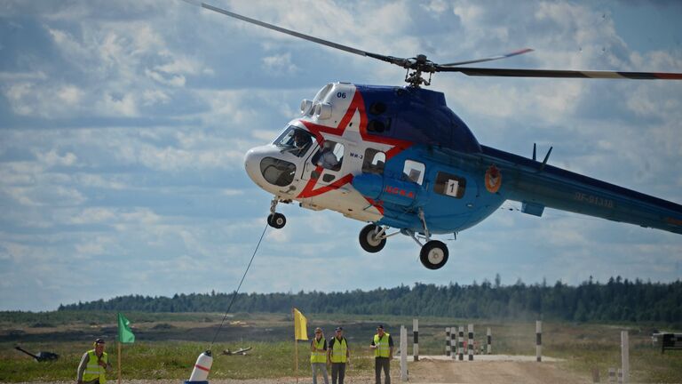 Экипаж вертолета МИ-2 во время соревнования по вертолетному спорту в рамках Армейских международных игр 2016 на полигоне Алабино