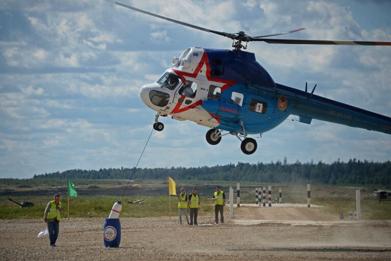 Экипаж вертолета МИ-2 во время соревнования по вертолетному спорту в рамках Армейских международных игр 2016 на полигоне Алабино