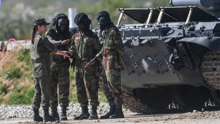 Военнослужащие армии Зимбабве во время соревнований по танковому биатлону на полигоне Алабино