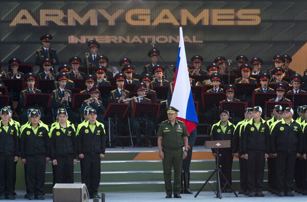 Министр обороны РФ Сергей Шойгу (в центре) на церемонии открытия Армейских международных игр - 2016 в подмосковной Кубинке
