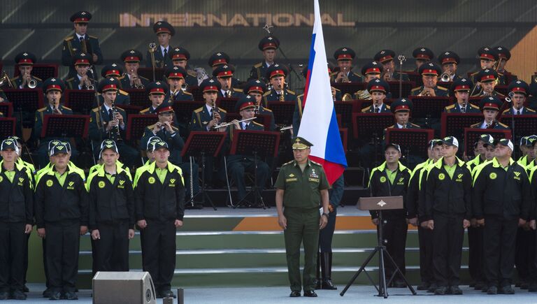 Министр обороны РФ Сергей Шойгу (в центре) на церемонии открытия Армейских международных игр - 2016 в подмосковной Кубинке