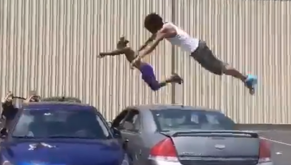 Гимнасты-любители прыгают через автомобили
