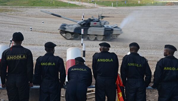 Военнослужащие армии Анголы во время полуфинальных соревнований конкурса Танковый биатлон на полигоне Алабино