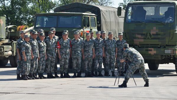 Военнослужащие вооруженных сил КНР фотографируются во время международного конкурса Мастера автобронетанковой техники