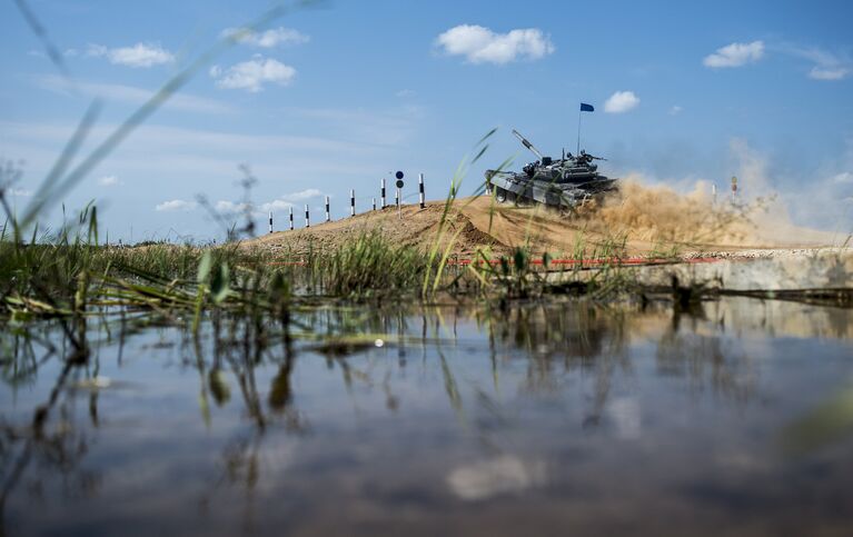 Экипаж танка Т-72Б3 армии Сербии во время полуфинальных соревнований конкурса Танковый биатлон на полигоне Алабино