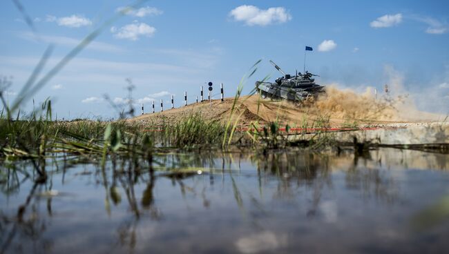 Экипаж танка Т-72Б3 армии Сербии во время полуфинальных соревнований конкурса Танковый биатлон на полигоне Алабино