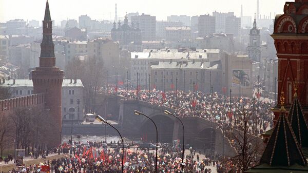 Участники первомайской демонстрации в центре Москвы. 1987 год. Архивное фото