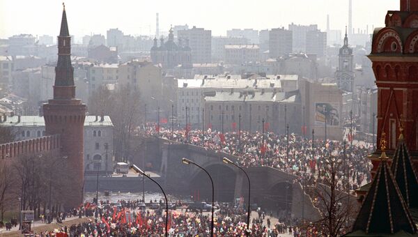 Участники первомайской демонстрации в центре Москвы. 1987 год