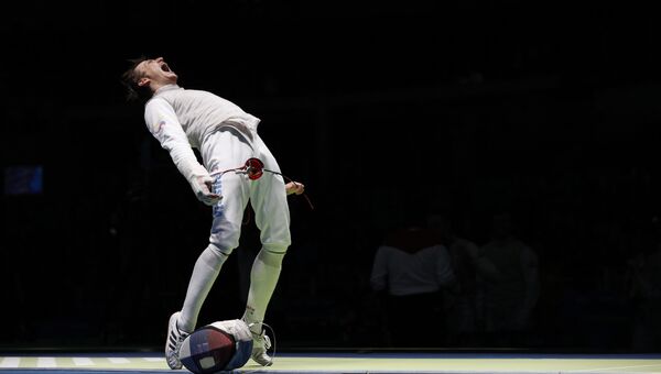 Алексей Черемисинов после победы над Джеймсом-Эндрю Дэвисом из Великобритании в командном турнире по фехтованию на рапирах на летних Олимпийских играх 2016