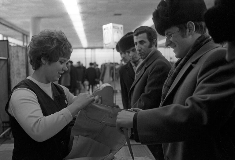 В торговом зале магазина Синтетика на Калининском проспекте (ныне улица Новый Арбат) в Москве. 1973 год 