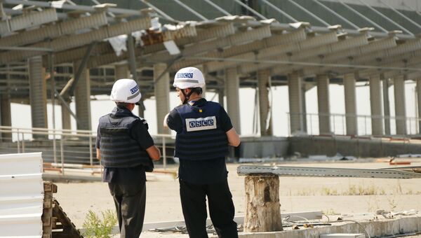 Представители инспекции ОБСЕ осматривают территорию Донецкой фильтровальной станции после обстрела. Архивное фото