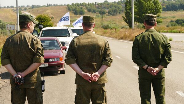 Представители ОБСЕ на линии соприкосновения в Донбассе. Архивное фото